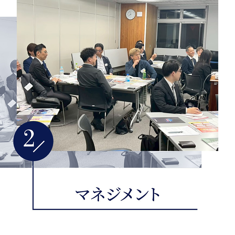 例会で意見を交わす会員