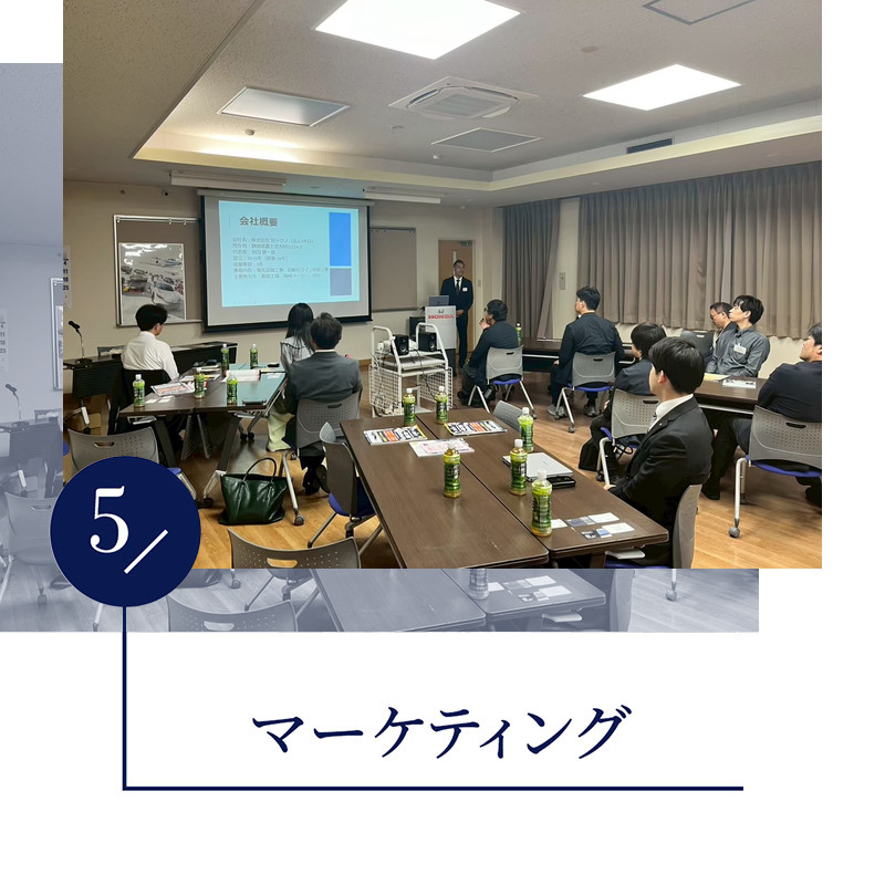 説明会の会場で講義を聴く参加者